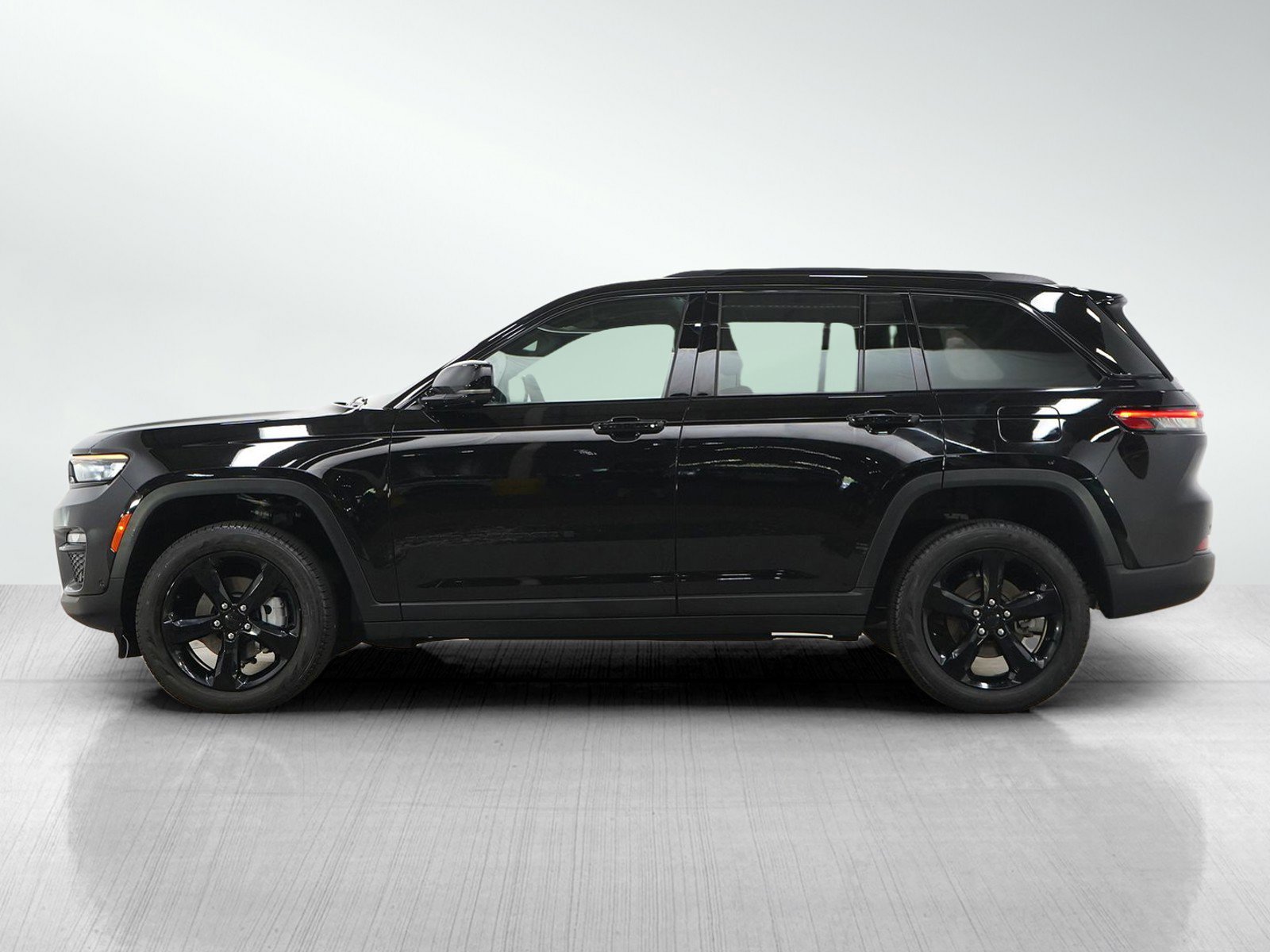 Used 2024 Jeep Grand Cherokee Limited w/ Luxury Tech Group II AWD/4WD image 2