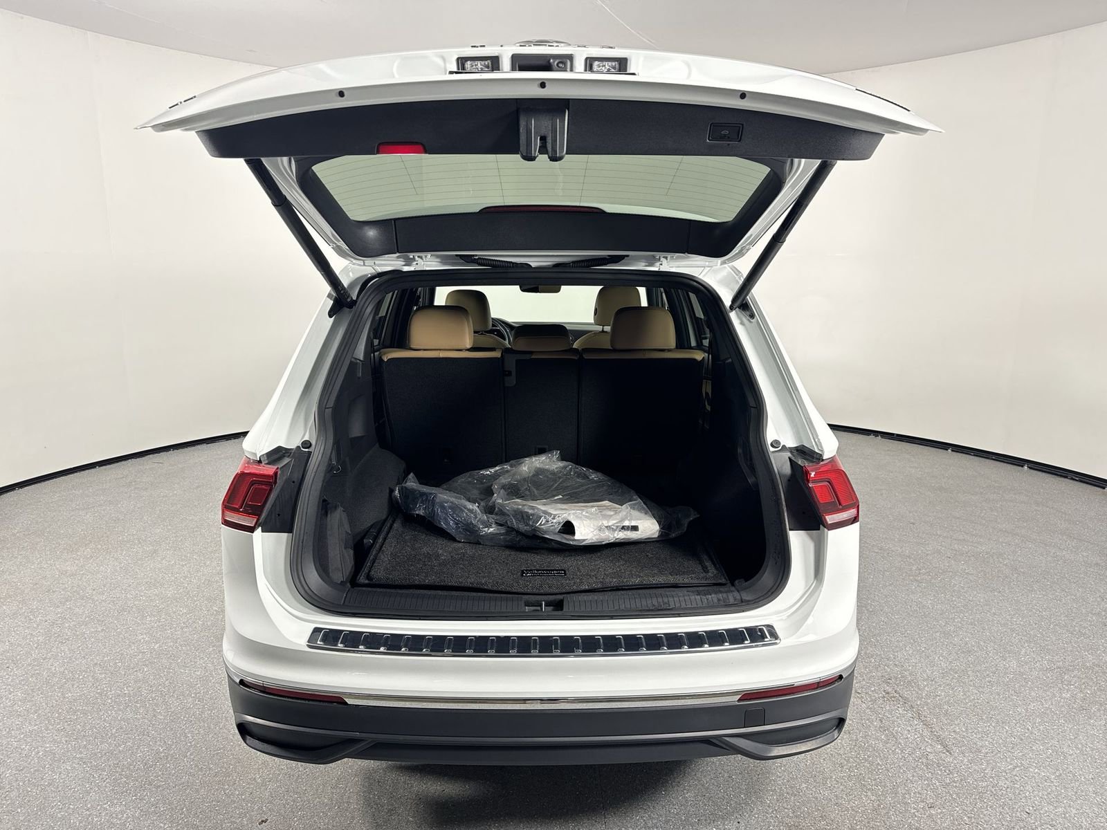 Used 2024 Volkswagen Tiguan SE AWD/4WD image 34