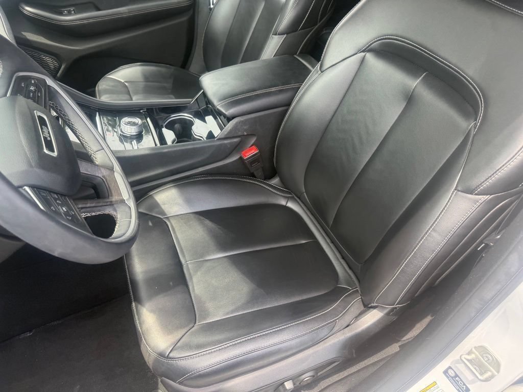 Used 2023 Jeep Grand Cherokee L Limited AWD/4WD image 16