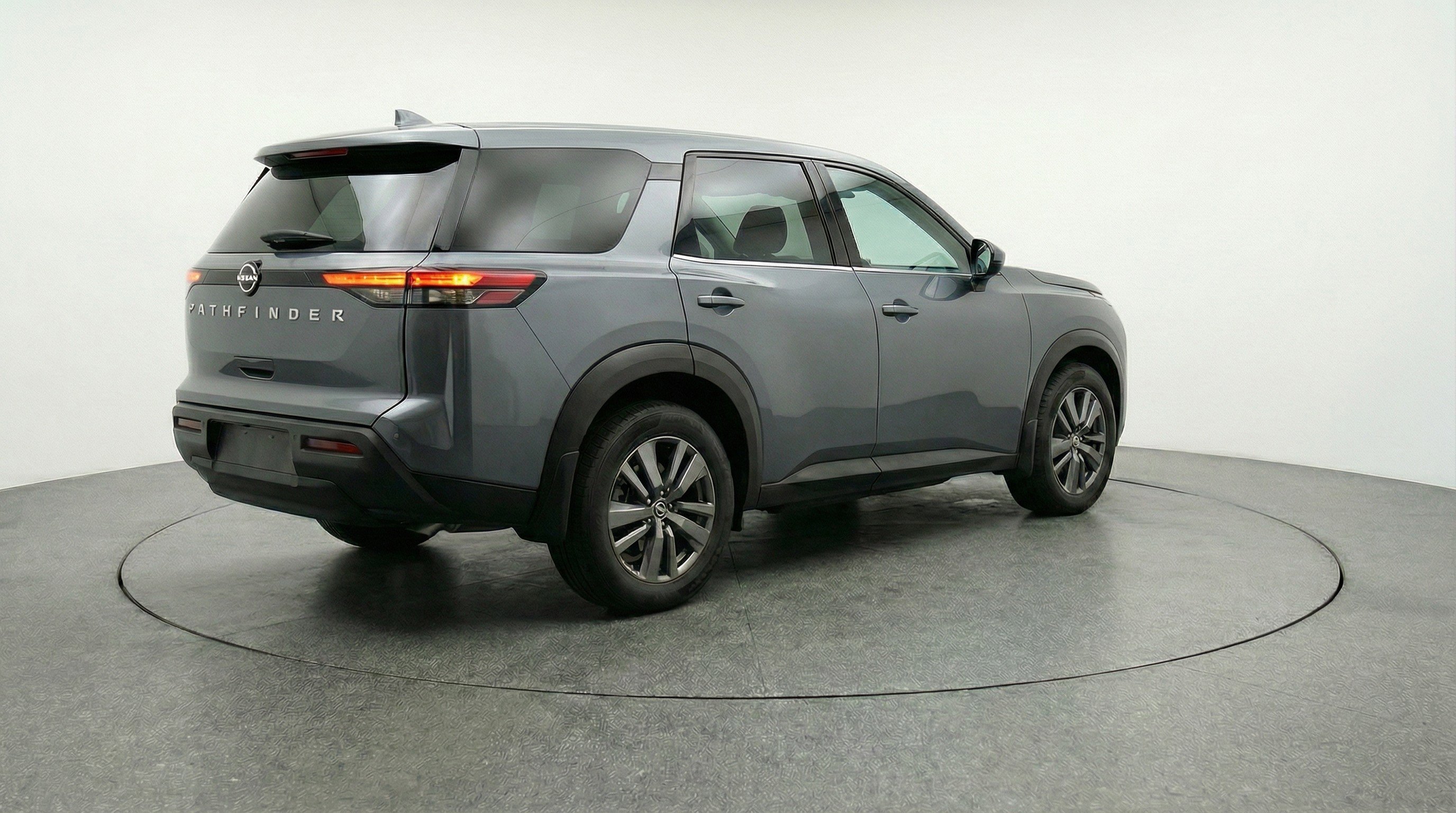 Used 2025 Nissan Pathfinder SV image 9