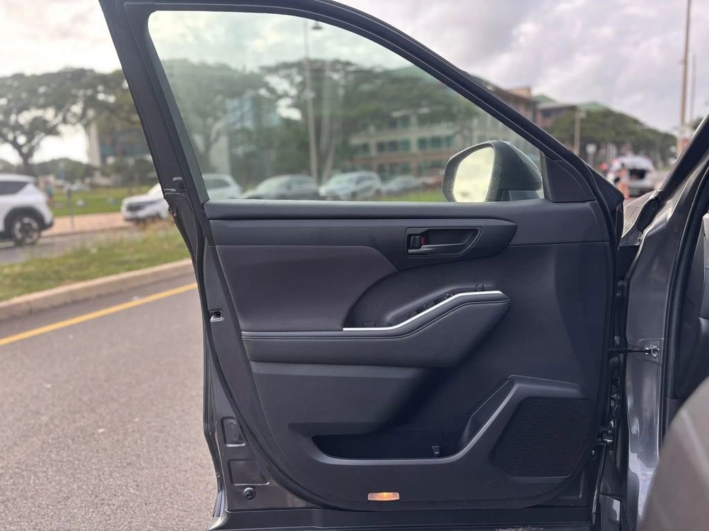 Used 2023 Toyota Highlander L image 16