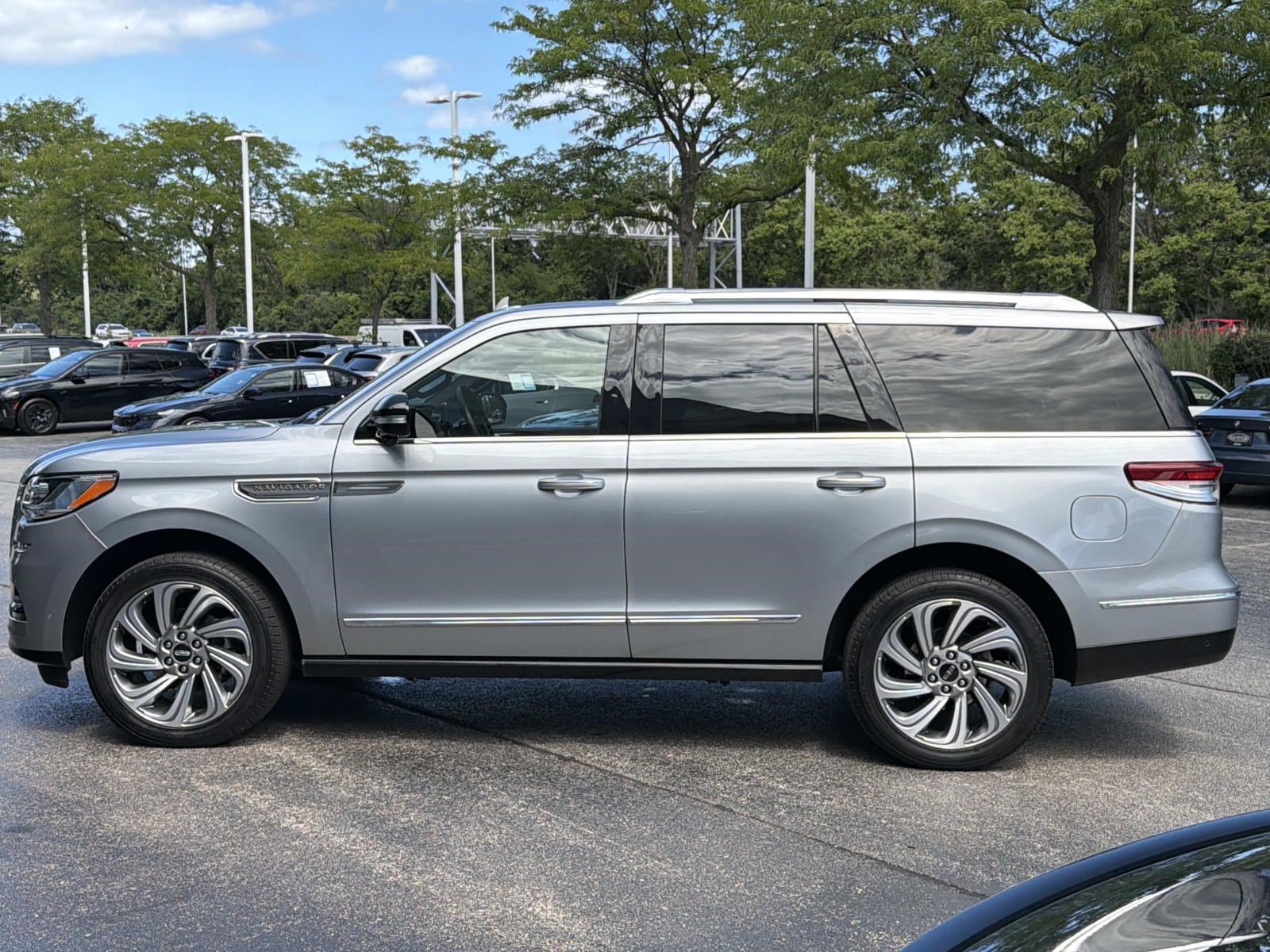 Used 2023 Lincoln Navigator Reserve AWD/4WD image 8
