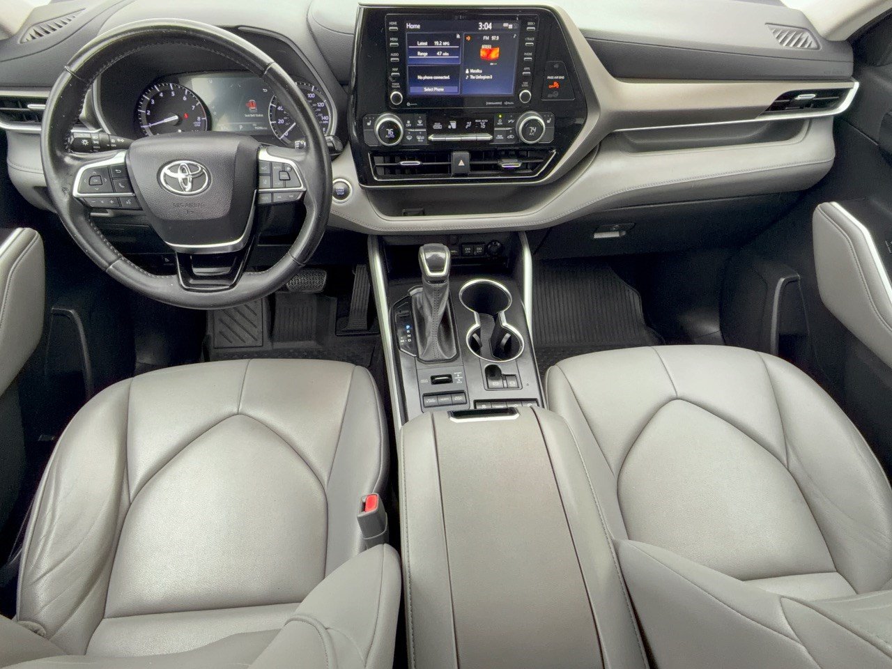 Used 2021 Toyota Highlander XLE AWD/4WD image 17