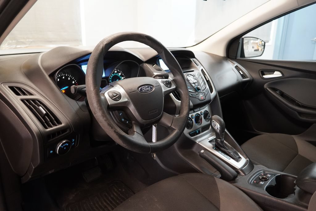 Used 2014 Ford Focus SE w/ SE Winter Package FWD image 7
