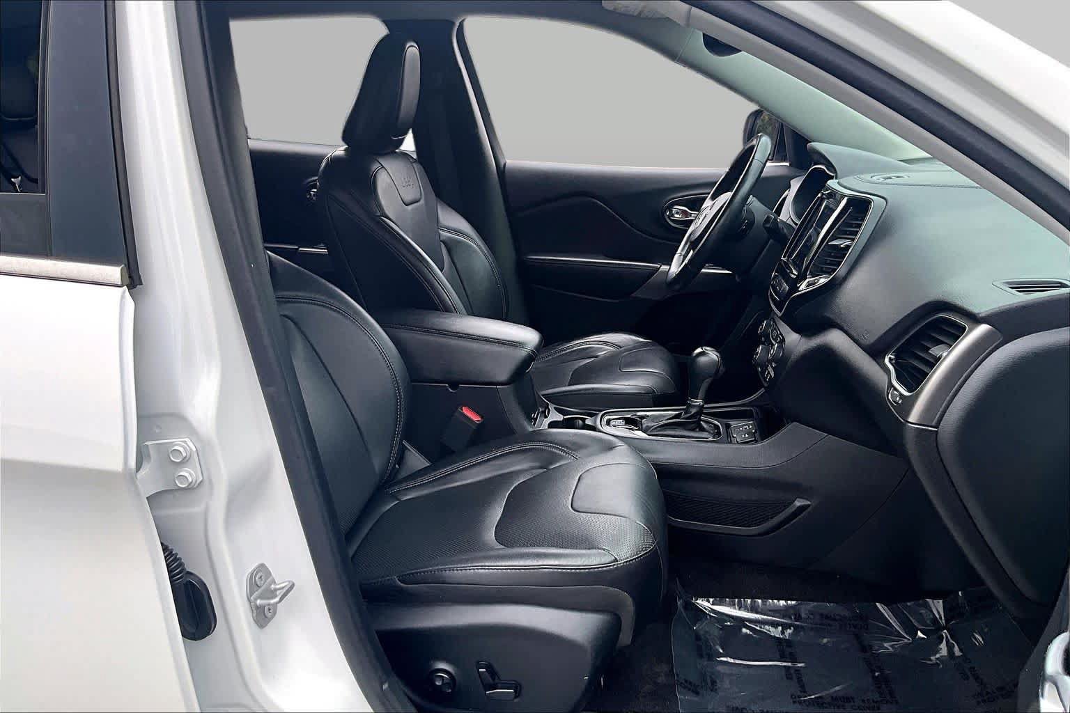 Used 2019 Jeep Cherokee Limited w/ Technology Group FWD image 9