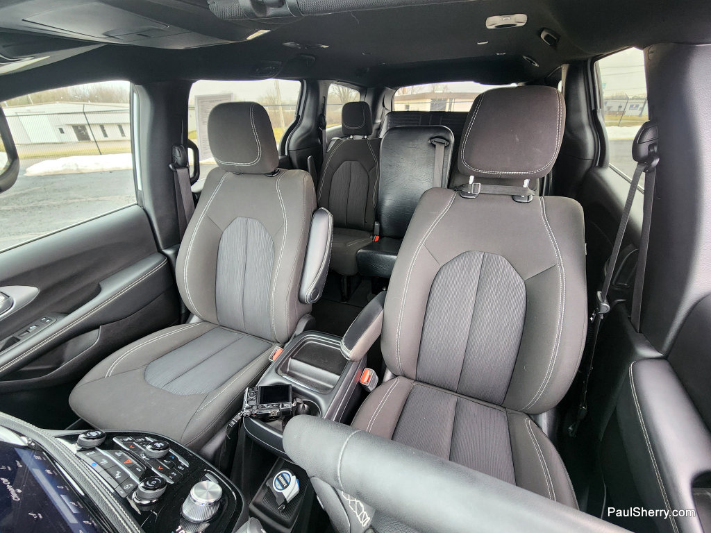 Used 2024 Chrysler Pacifica Touring image 39