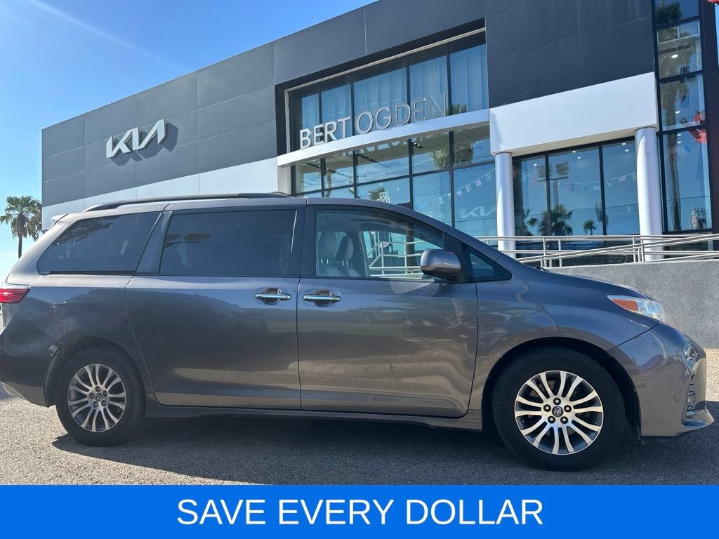 Used 2019 Toyota Sienna XLE w/ XLE Navigation Package FWD image 4