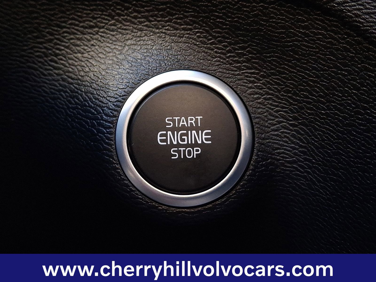 Certified 2025 Volvo XC40 B5 Plus image 24