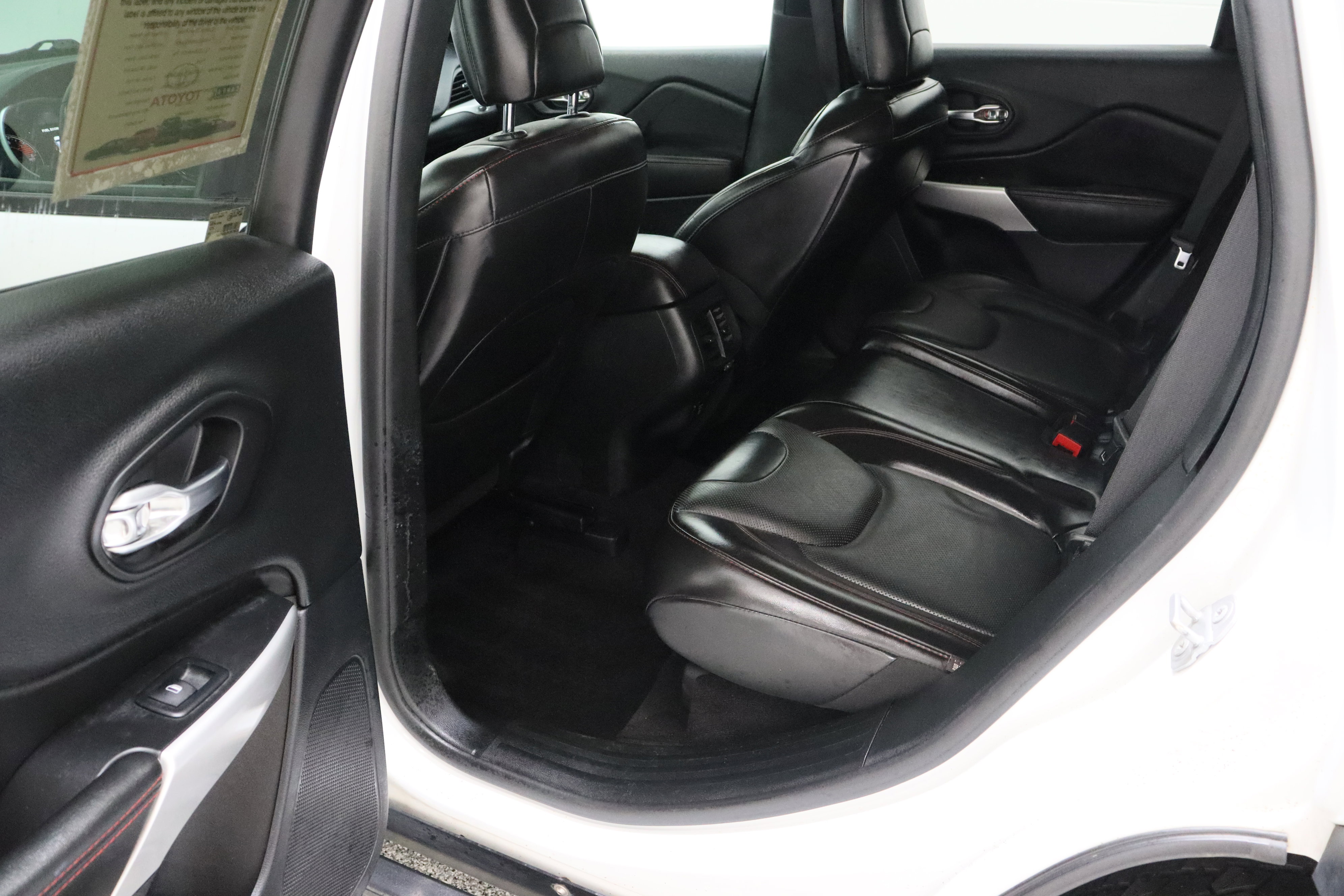 Used 2018 Jeep Cherokee Trailhawk w/ Quick Order Package 27L image 30