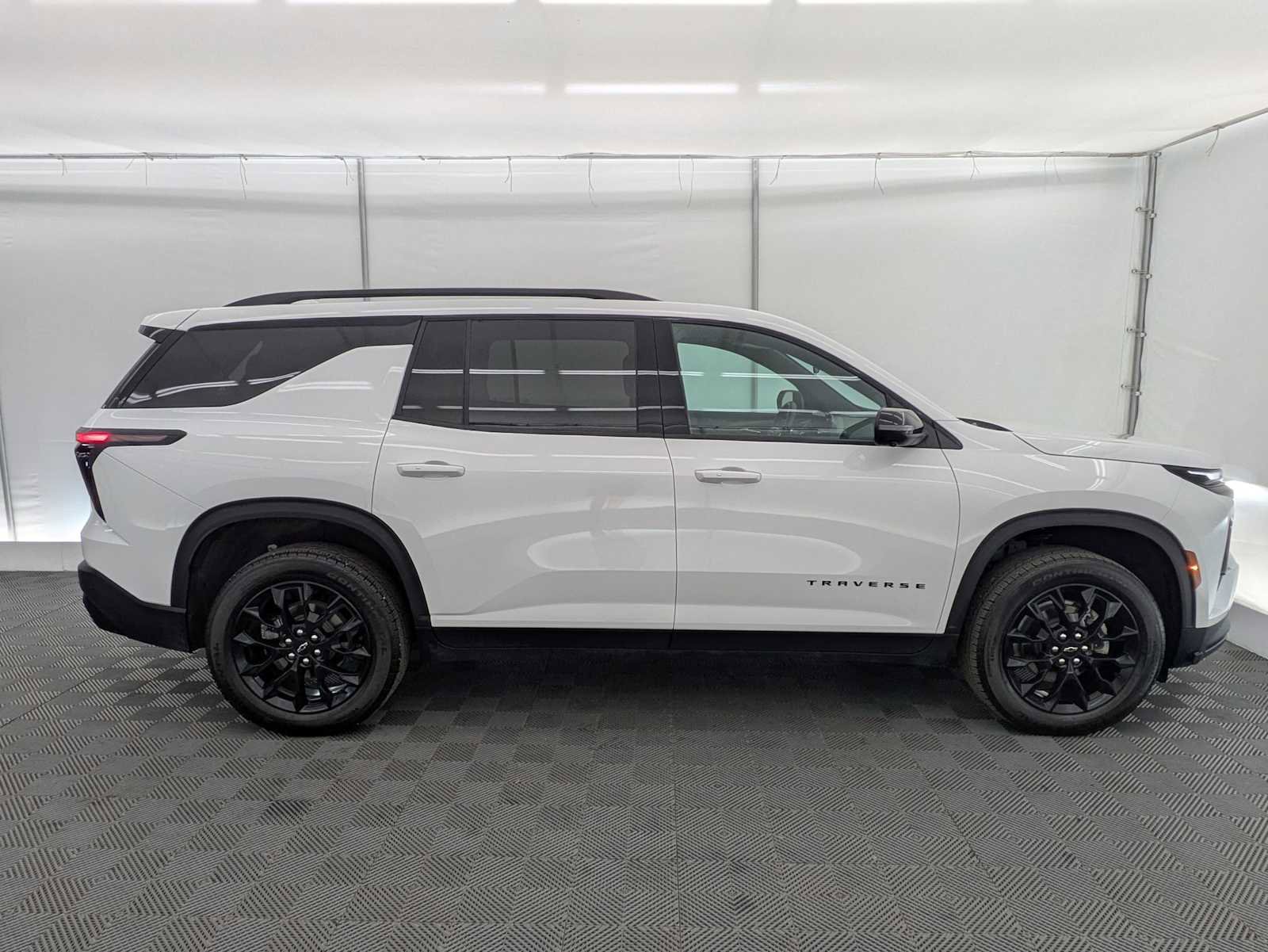 Used 2025 Chevrolet Traverse LT w/ Midnight/Sport Edition AWD/4WD image 7