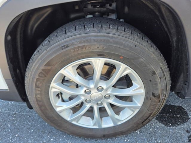 Used 2020 Jeep Cherokee Latitude w/ Cold Weather Group AWD/4WD image 25