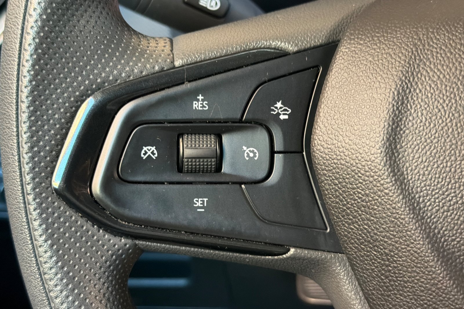 Used 2025 Chevrolet TrailBlazer LT AWD/4WD image 32
