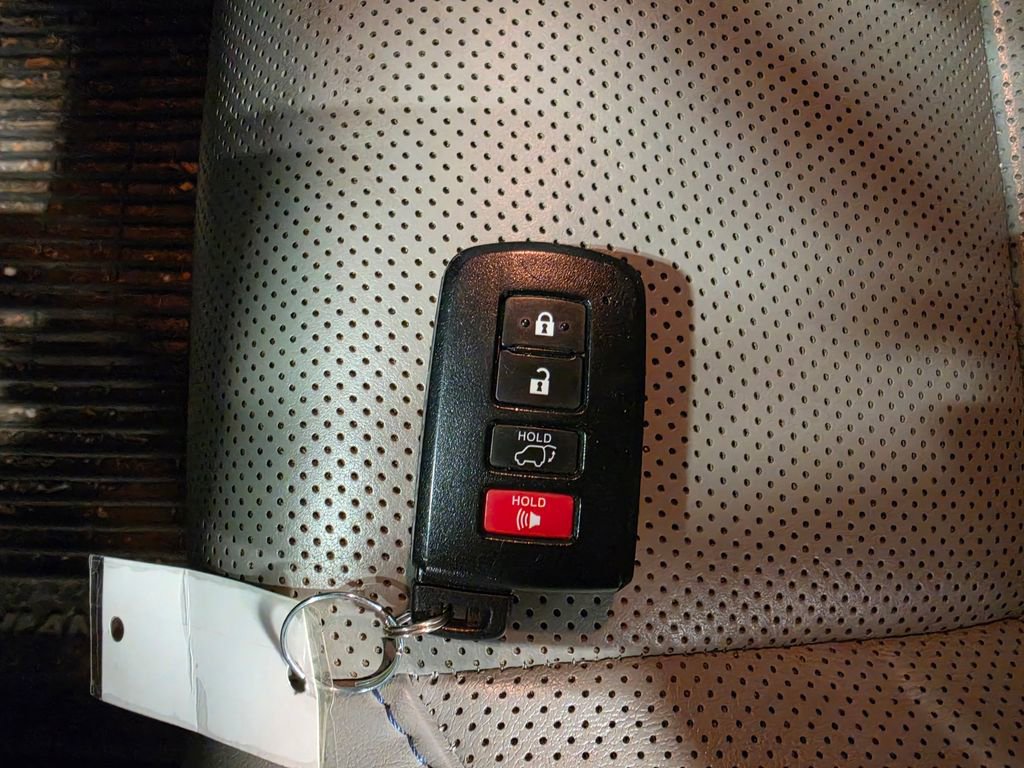 Used 2017 Toyota Highlander Limited Platinum AWD/4WD image 10