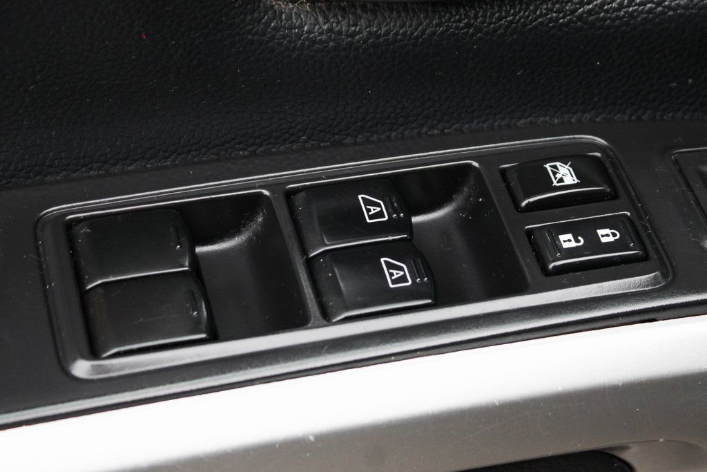 Used 2021 Nissan Titan SV w/ SV Convenience Package image 16