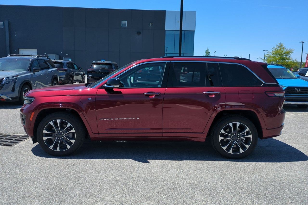 Used 2024 Jeep Grand Cherokee Overland w/ Trailer Tow Package AWD/4WD image 7