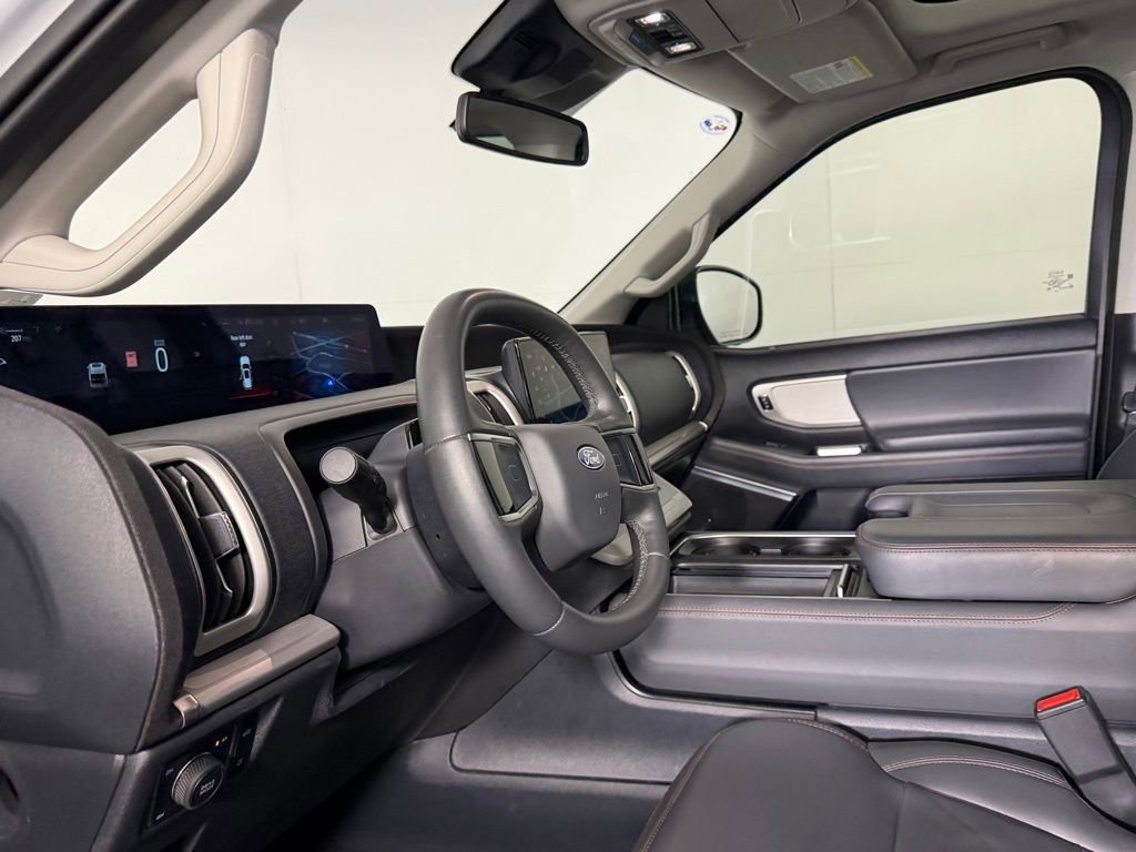Used 2025 Ford Expedition Active AWD/4WD image 17