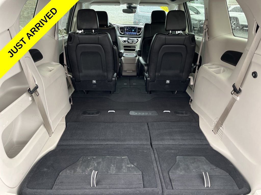 Used 2024 Chrysler Pacifica Touring-L image 17