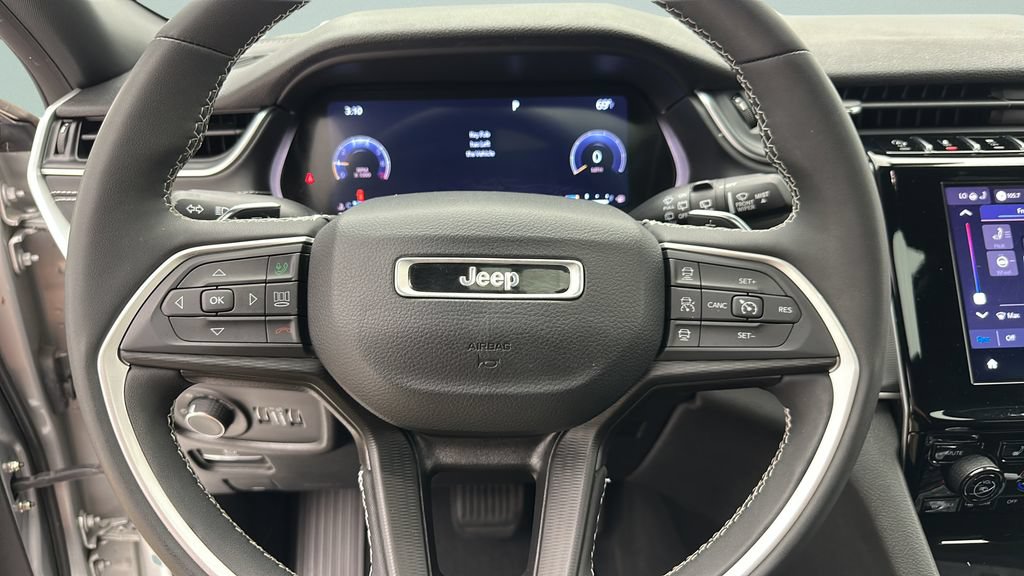 Used 2023 Jeep Grand Cherokee L Laredo AWD/4WD image 16