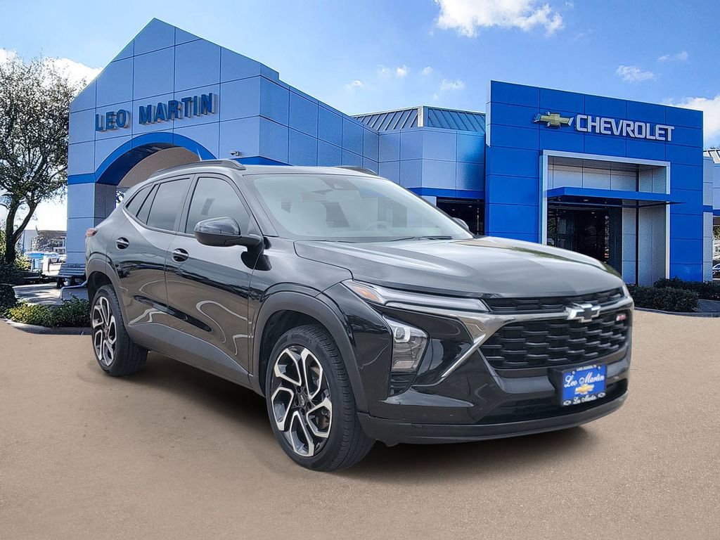 Used 2025 Chevrolet Trax RS w/ Sunroof Package image 2