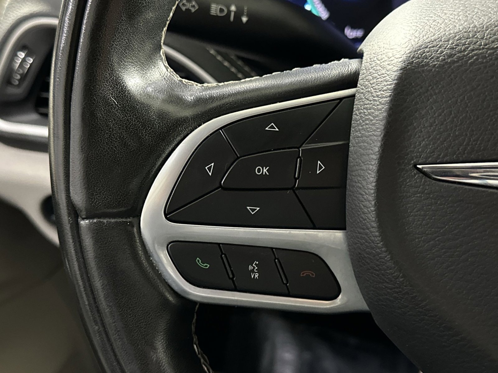 Used 2022 Chrysler Pacifica Touring-L w/ Uconnect Theater Family Group image 21