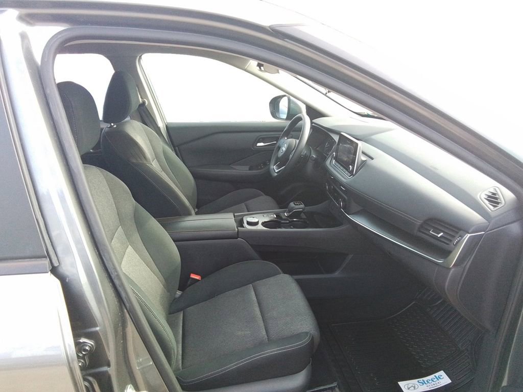 Used 2024 Nissan Rogue SV image 15