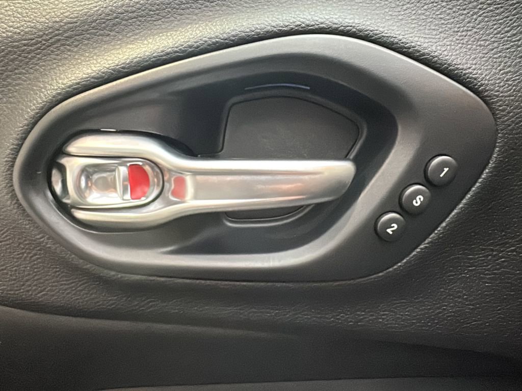 Used 2019 Jeep Cherokee Limited image 8