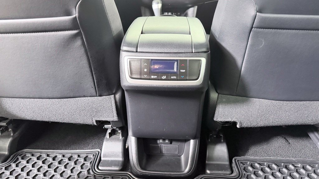 Used 2017 Toyota Highlander XLE AWD/4WD image 30