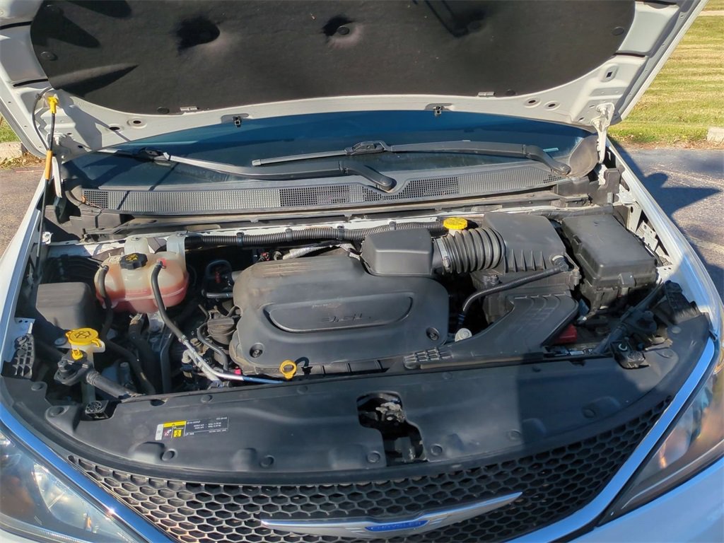 Used 2020 Chrysler Pacifica Touring-L image 23