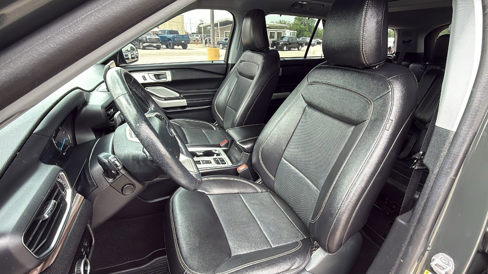 Used 2023 Ford Explorer Limited w/ Limited Technology Package RWD image 13
