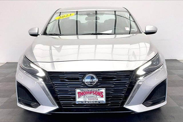 Used 2023 Nissan Altima 2.5 SV FWD image 2