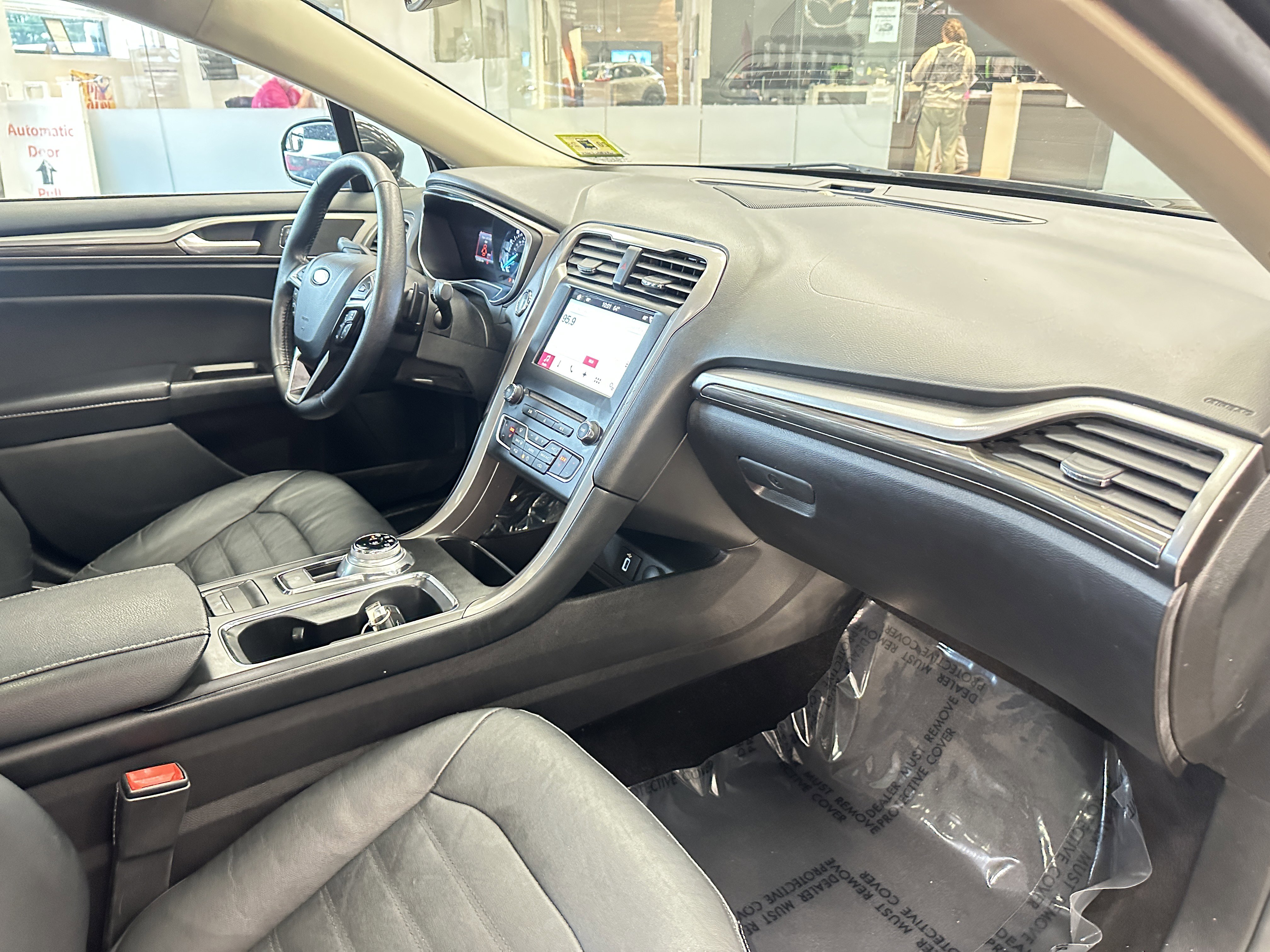 Used 2017 Ford Fusion SE w/ Fusion SE Technology Package image 31