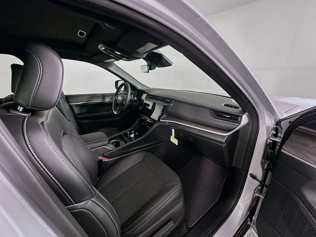 New 2026 Jeep Grand Cherokee Altitude AWD/4WD image 34
