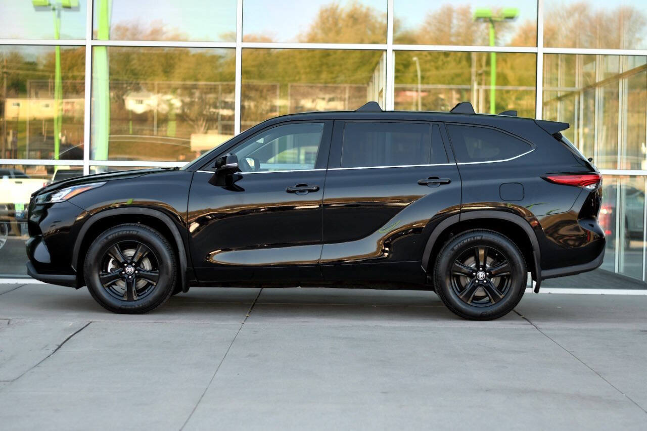 Used 2020 Toyota Highlander LE AWD/4WD image 4