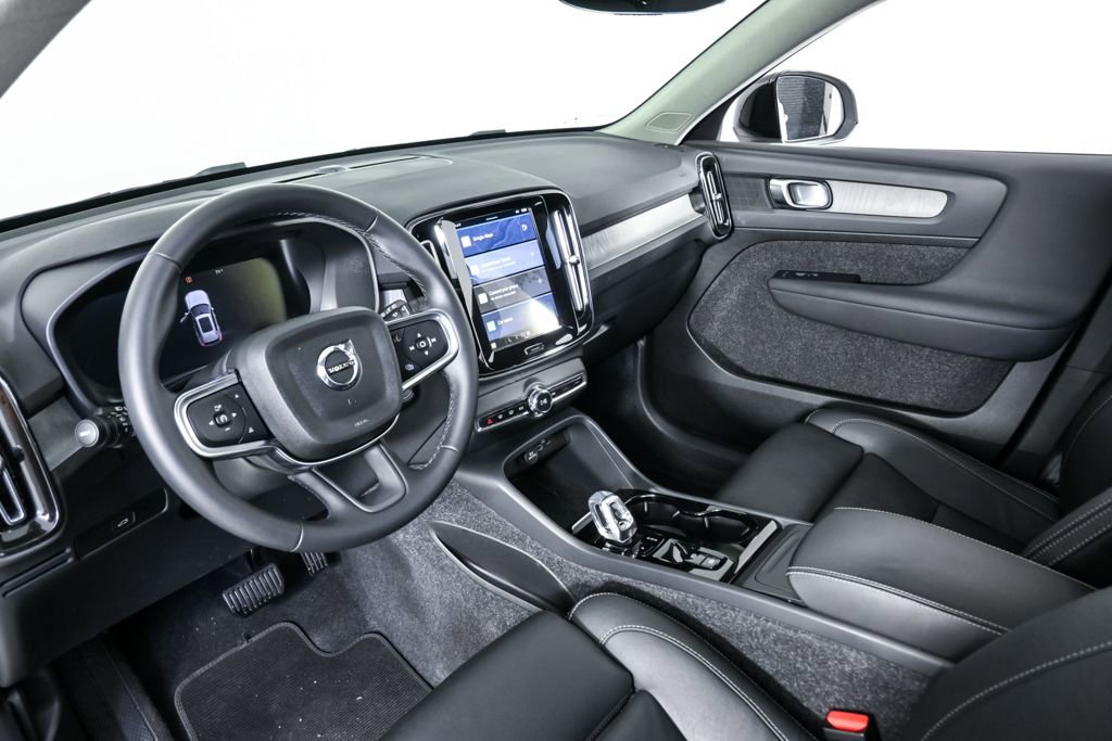 Certified 2025 Volvo XC40 B5 Plus image 6