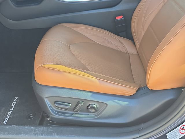 Used 2019 Toyota Avalon Limited image 28
