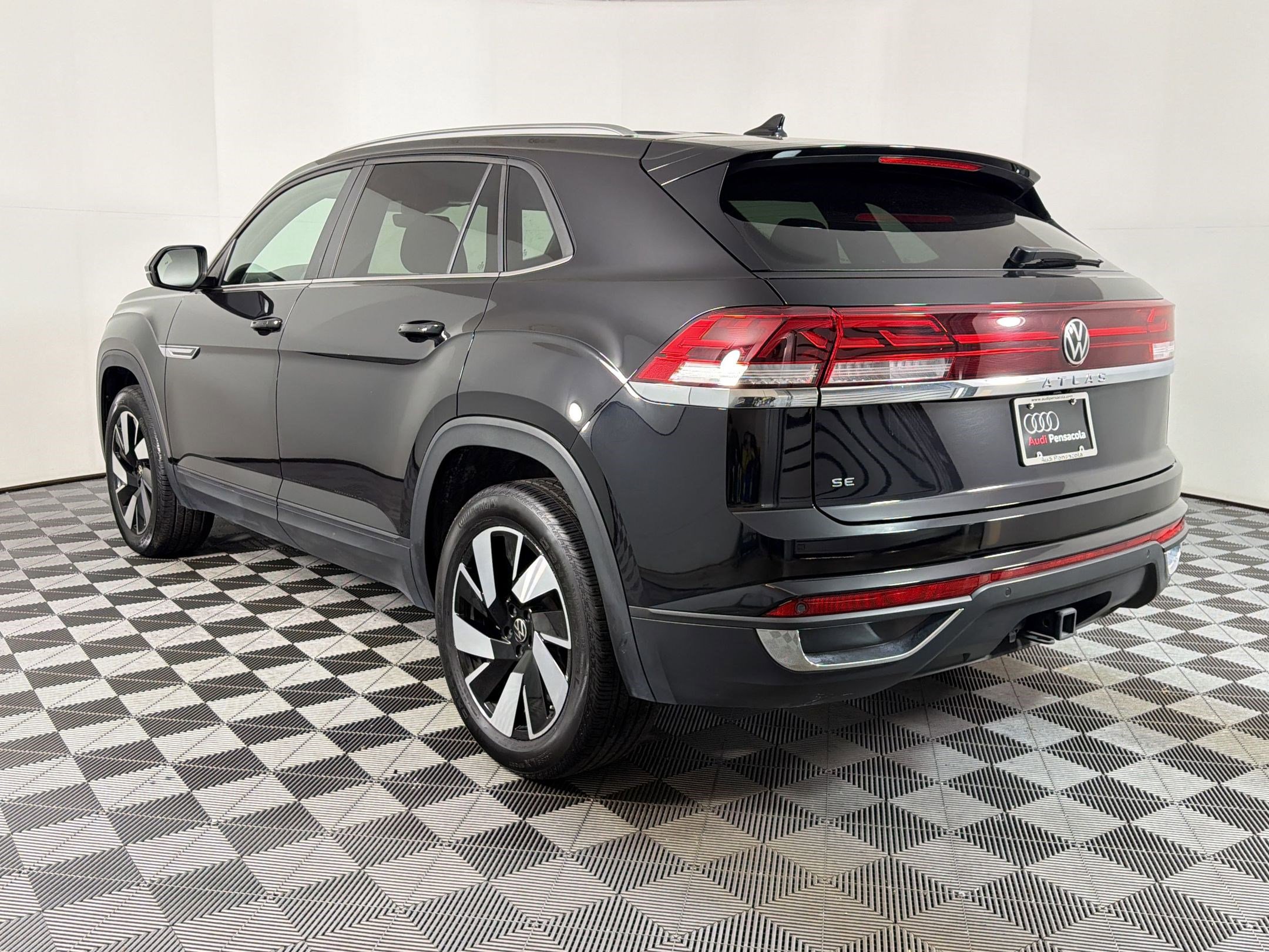 Used 2025 Volkswagen Atlas Cross Sport SE image 2