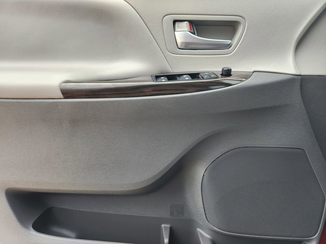 Used 2018 Toyota Sienna XLE image 22