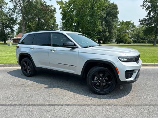 Used 2023 Jeep Grand Cherokee Altitude AWD/4WD image 2