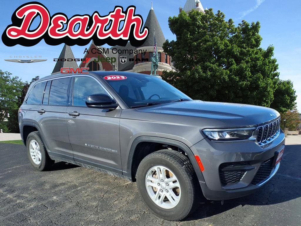 Used 2023 Jeep Grand Cherokee Laredo image 1