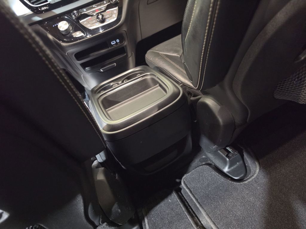 Used 2020 Chrysler Pacifica Touring-L w/ S Appearance Package image 21