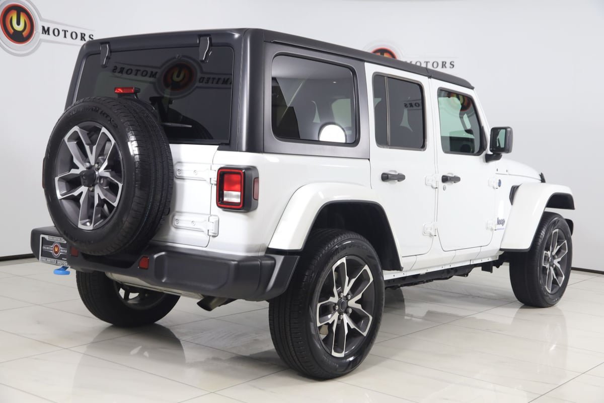 Used 2024 Jeep Wrangler Unlimited w/ Convenience Group AWD/4WD image 3