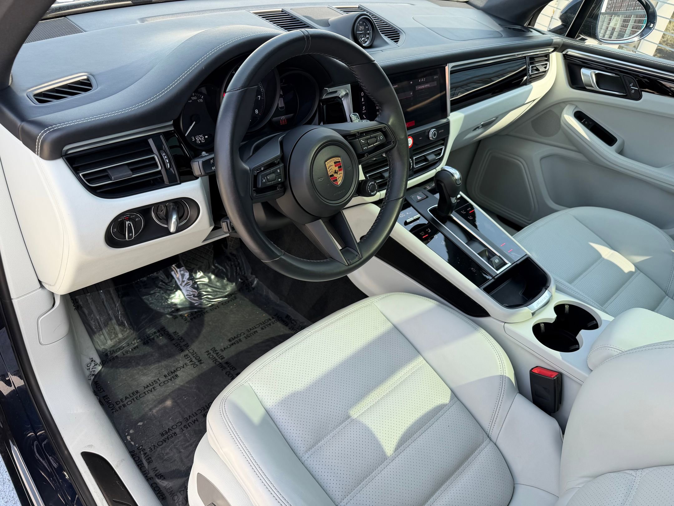 Used 2023 Porsche Macan Turbo image 4