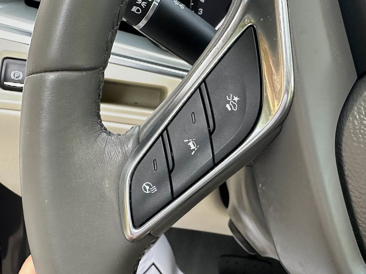 Used 2017 Cadillac XT5 Luxury w/ Driver Awareness Package image 31