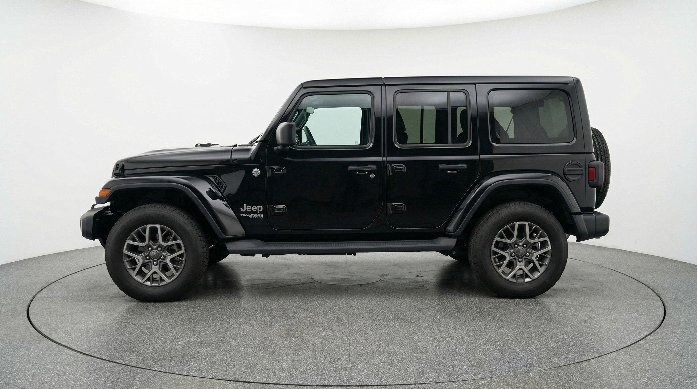 Used 2025 Jeep Wrangler Sahara image 5