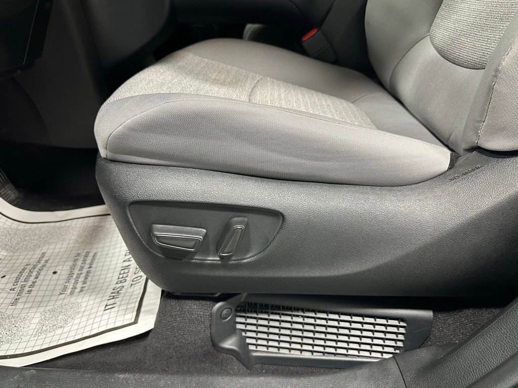 Used 2025 Toyota Sienna LE FWD image 12