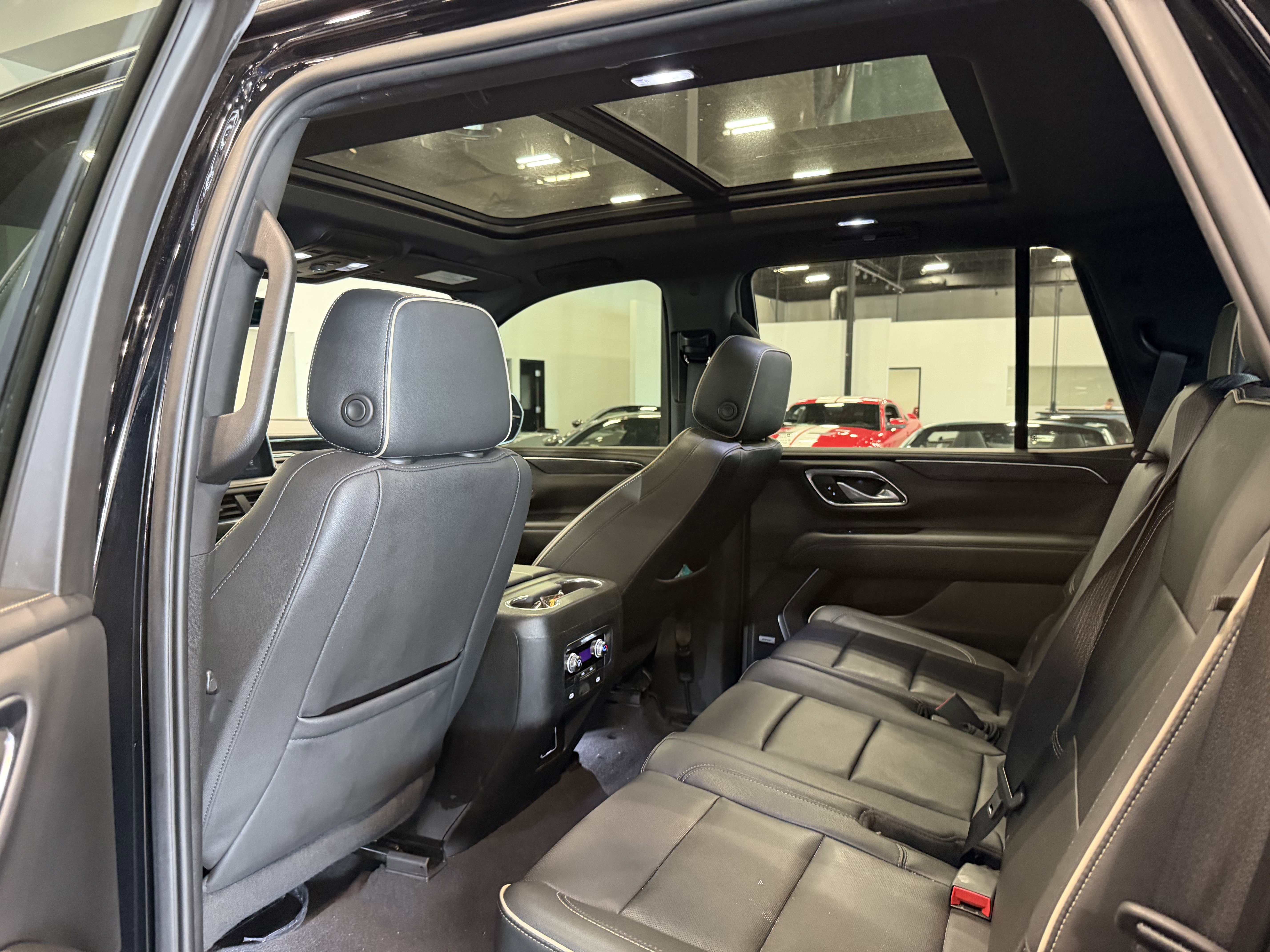 Used 2022 GMC Yukon SLT AWD/4WD image 3