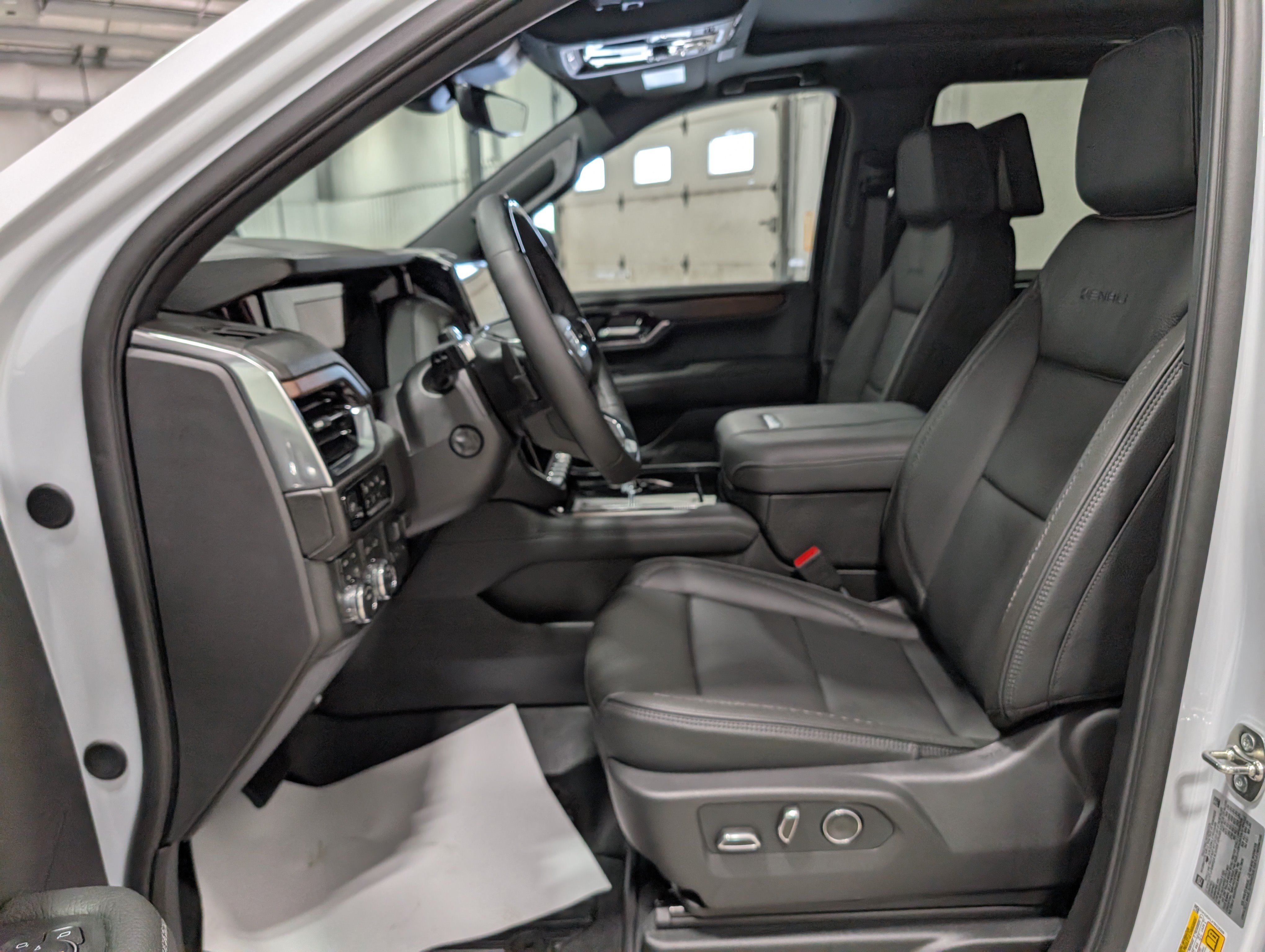 Used 2026 GMC Yukon Denali w/ Advanced Technology Package AWD/4WD image 16