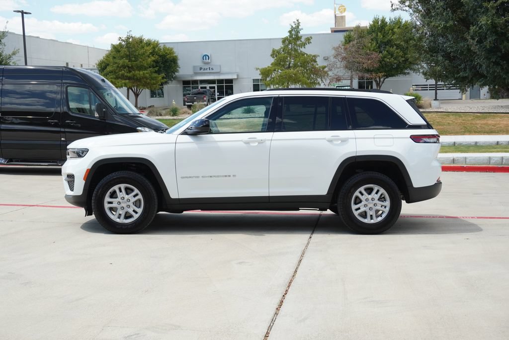Used 2025 Jeep Grand Cherokee Laredo AWD/4WD image 2