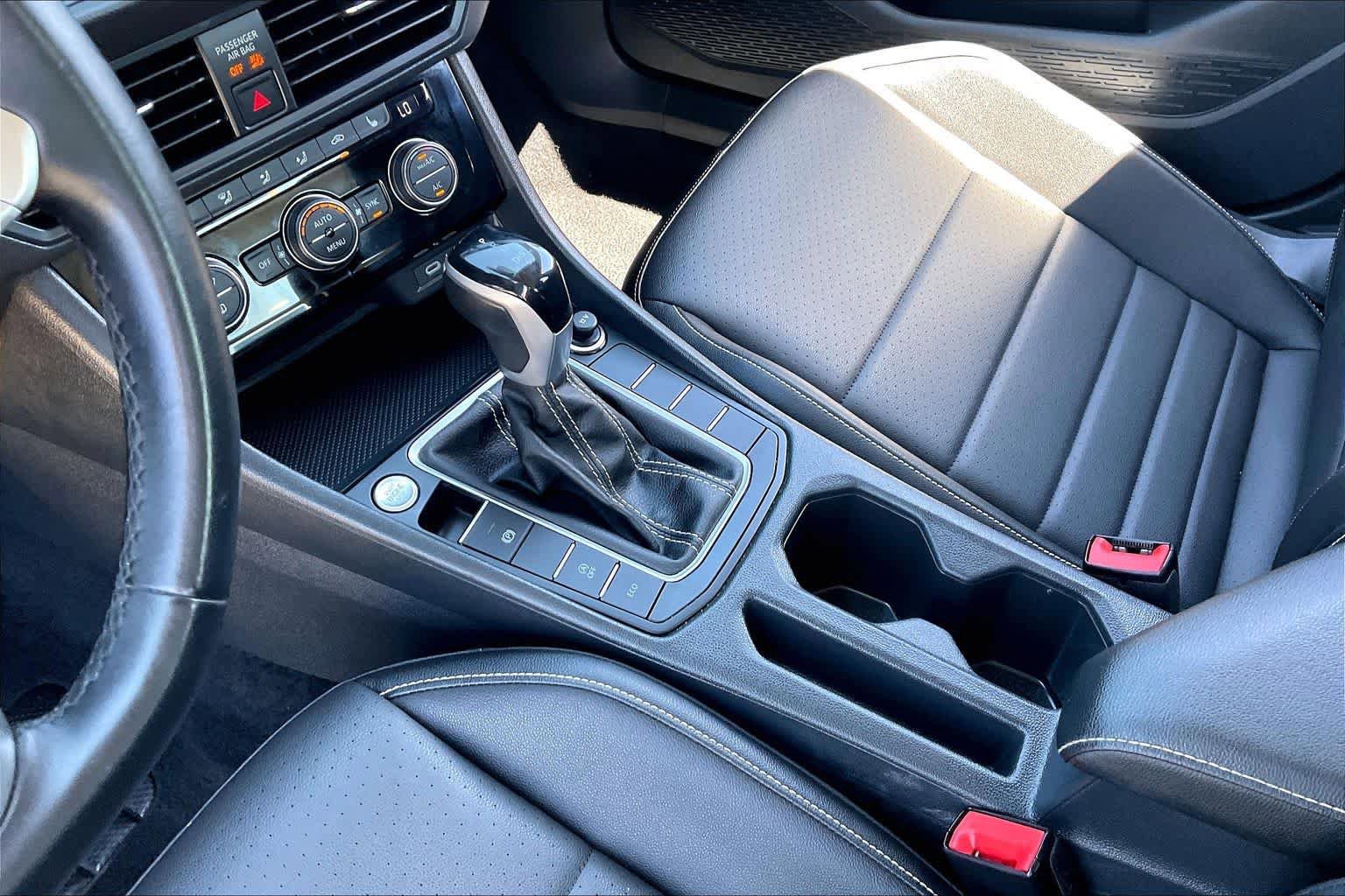 Used 2024 Volkswagen Jetta SE FWD image 16