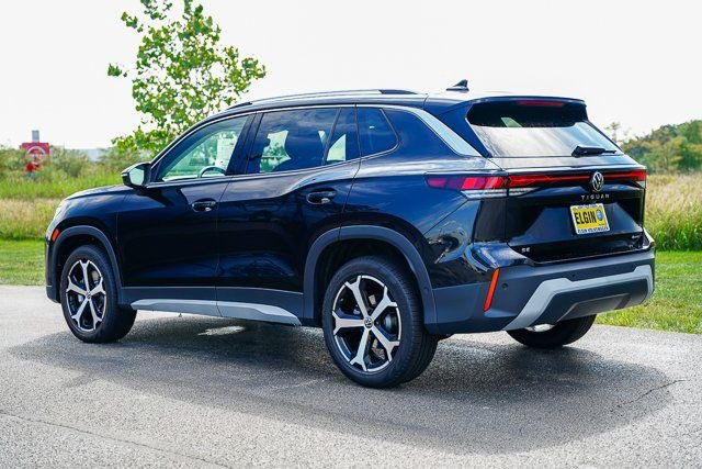 Used 2025 Volkswagen Tiguan SE w/ Panoramic Sunroof Package image 28